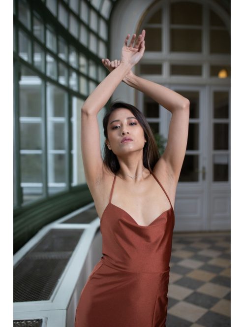  Maxi šaty s padacím výstrihom- hrdzavohnedá.