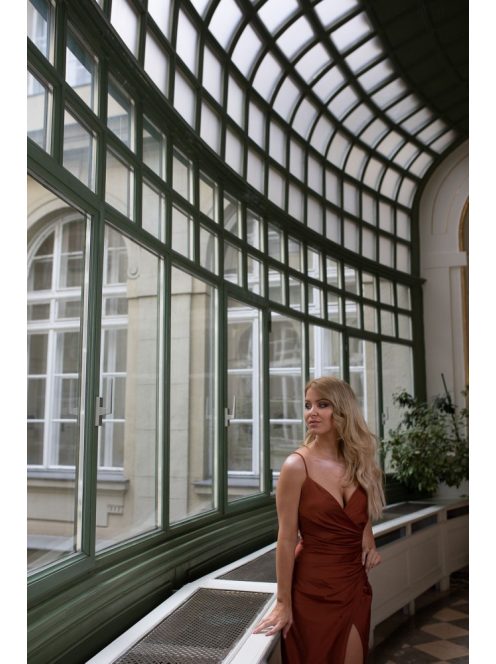 Na boku nariasené, bodycon  maxi šaty - hrdzavohnedé