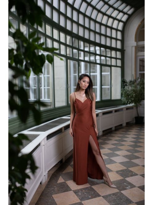 Obtiahnuté  maxi šaty s tenkými ramienkami - hrdzavohnedá