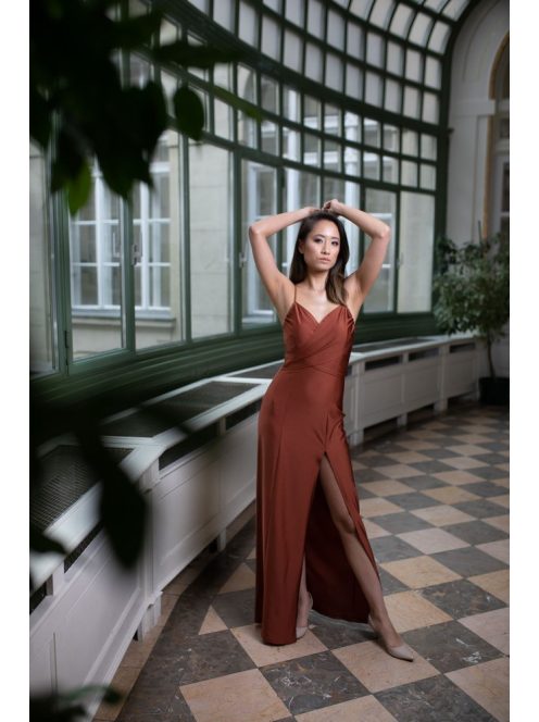 Obtiahnuté  maxi šaty s tenkými ramienkami - hrdzavohnedá