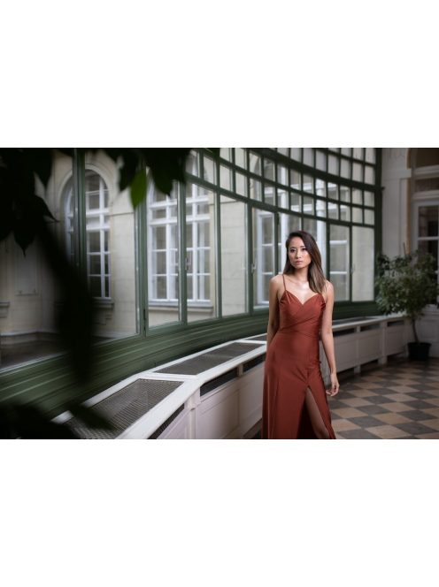 Obtiahnuté  maxi šaty s tenkými ramienkami - hrdzavohnedá