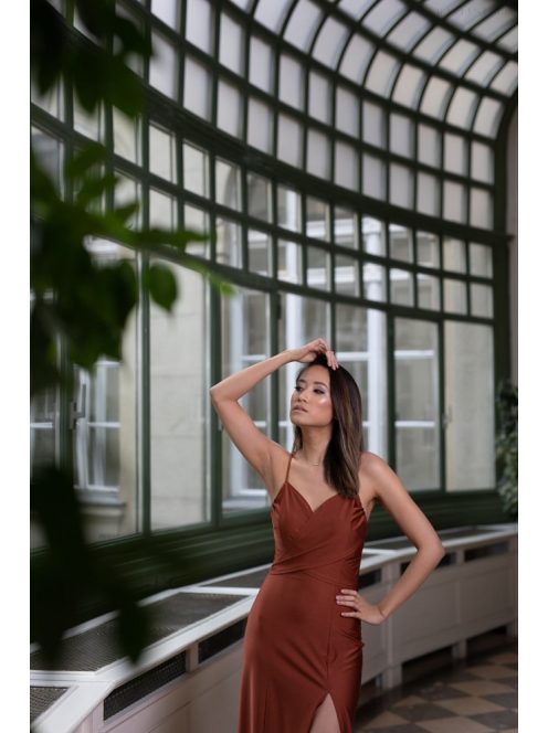 Obtiahnuté  maxi šaty s tenkými ramienkami - hrdzavohnedá