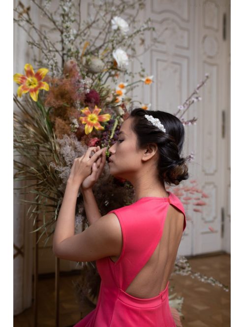 Mini šaty bez chrbtovej časti, so skladanou sukňou - koralová