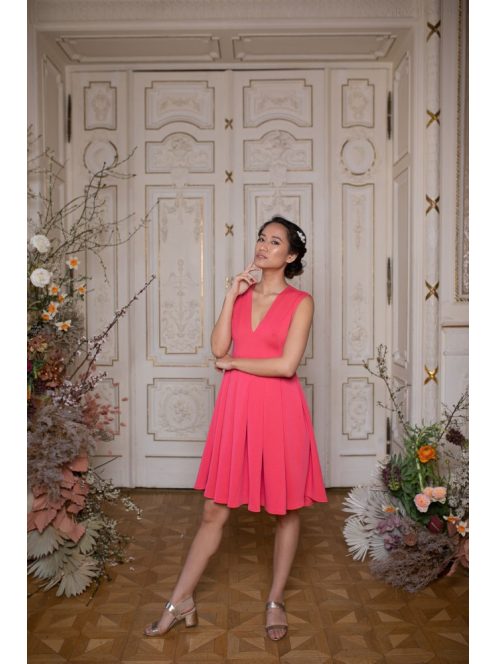Mini šaty bez chrbtovej časti, so skladanou sukňou - koralová