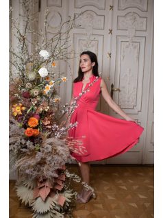  Mini šaty s jedinečným výstrihom – koral