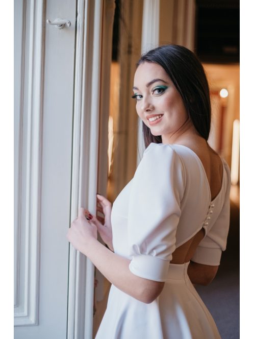 Well Groomed - biele mini šaty s nadýchanými rukávmi