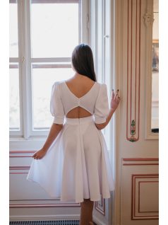 Well Groomed - biele mini šaty s nadýchanými rukávmi