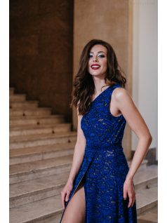 Eve – tmavomodré jednostranné čipkované maxi šaty