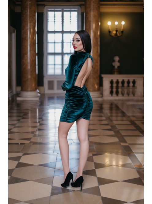 Kyla – zelené velúrové mini šaty s otvoreným chrbtom