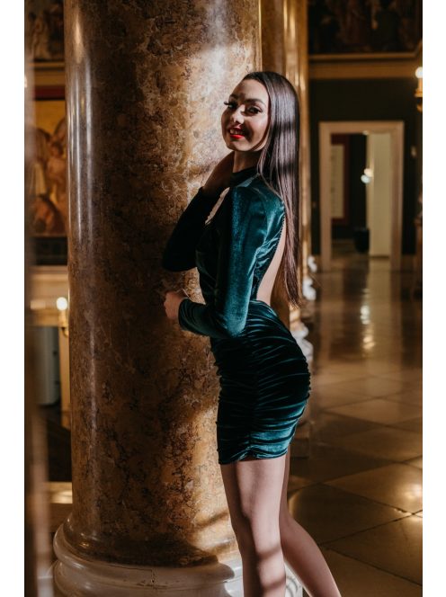 Kyla – zelené velúrové mini šaty s otvoreným chrbtom