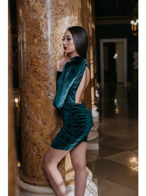 Kyla – zelené velúrové mini šaty s otvoreným chrbtom