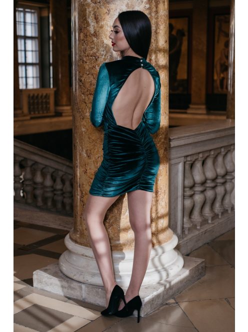 Kyla – zelené velúrové mini šaty s otvoreným chrbtom