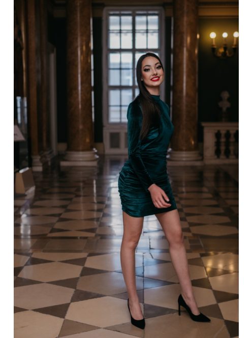 Kyla – zelené velúrové mini šaty s otvoreným chrbtom