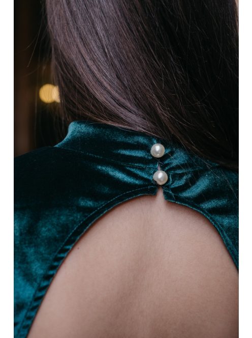 Kyla – zelené velúrové mini šaty s otvoreným chrbtom