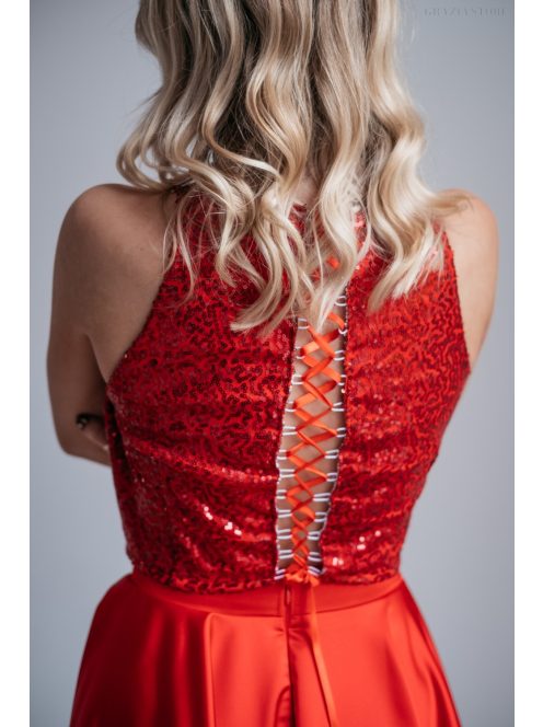 Melinda top - trblietavý, bezrukávový  crop top v červenej farbe.