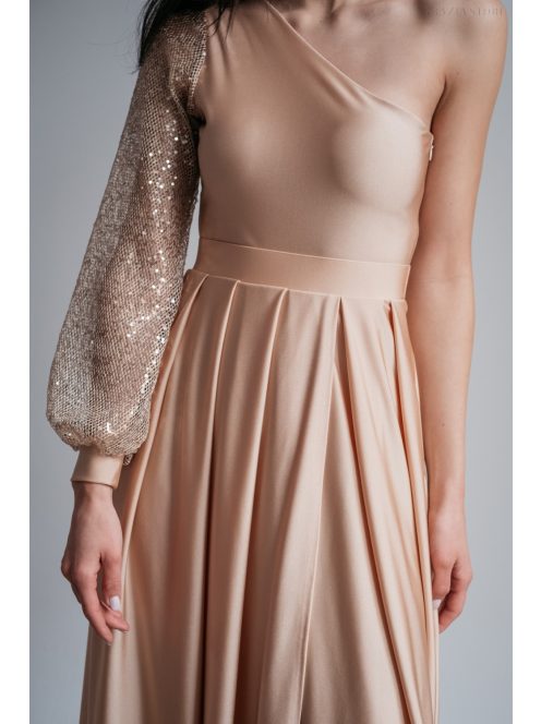 Nicola – maxi šaty šampanskej farby s asymetrickým vrchným dielom