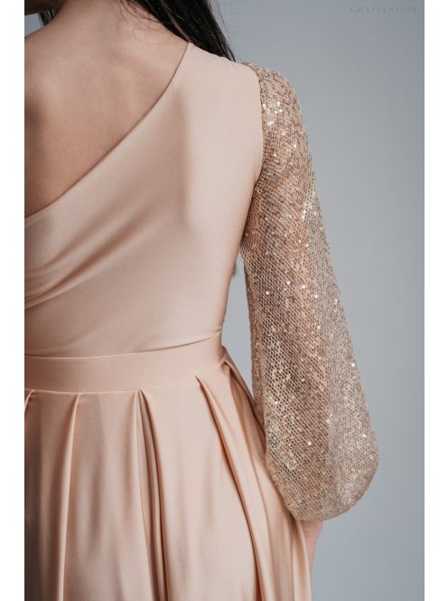 Nicola – maxi šaty šampanskej farby s asymetrickým vrchným dielom