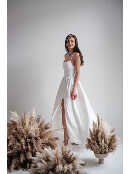 Madleine - biele saténové maxi šaty s ramienkami na chrbte