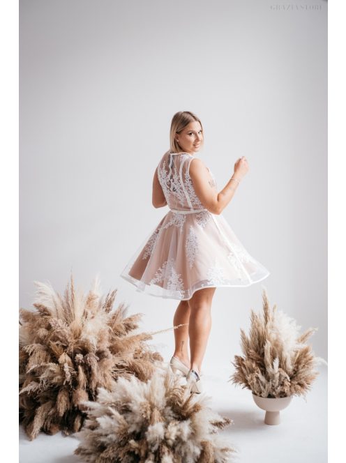 Alexa - Biele mini šaty s čipkou a saténovým prekrytím