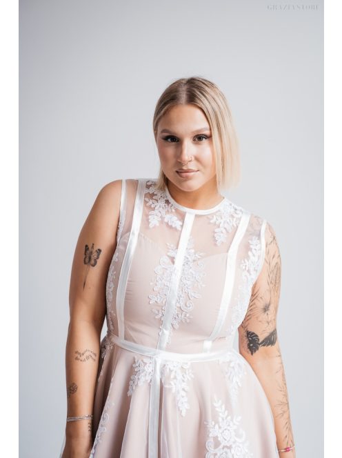 Alexa - Biele mini šaty s čipkou a saténovým prekrytím