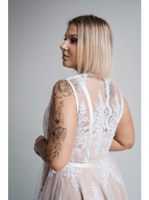 Alexa - Biele mini šaty s čipkou a saténovým prekrytím