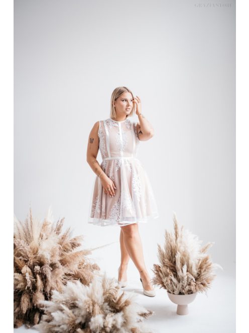 Alexa - Biele mini šaty s čipkou a saténovým prekrytím