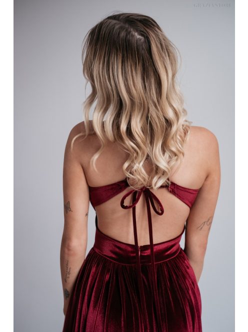 Emma - bordové zamatové šaty s V-výstrihom a s jedinečnou chrbtovou časťou