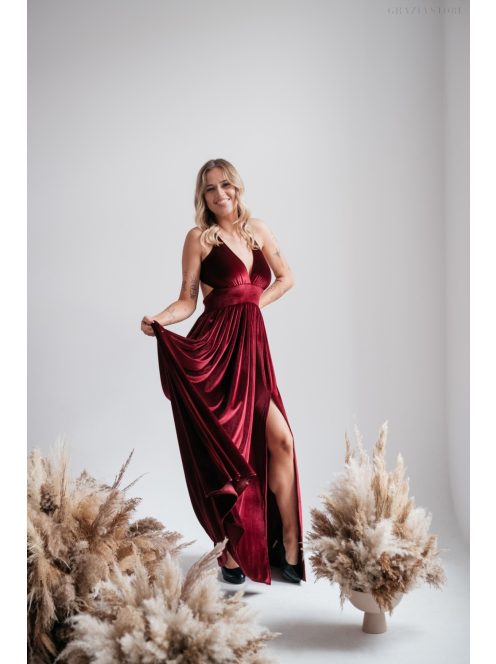 Emma - bordové zamatové šaty s V-výstrihom a s jedinečnou chrbtovou časťou