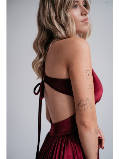 Emma - bordové zamatové šaty s V-výstrihom a s jedinečnou chrbtovou časťou