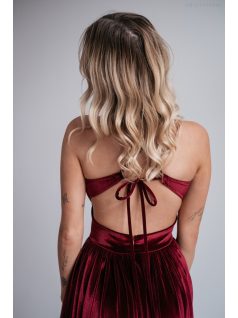   Emma - bordové zamatové šaty s V-výstrihom a s jedinečnou chrbtovou časťou