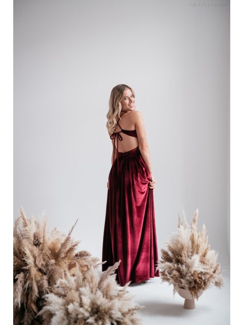Emma - bordové zamatové šaty s V-výstrihom a s jedinečnou chrbtovou časťou