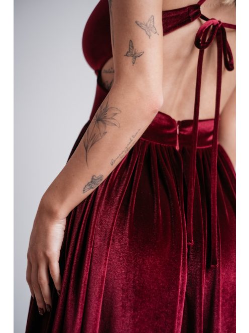 Emma - bordové zamatové šaty s V-výstrihom a s jedinečnou chrbtovou časťou