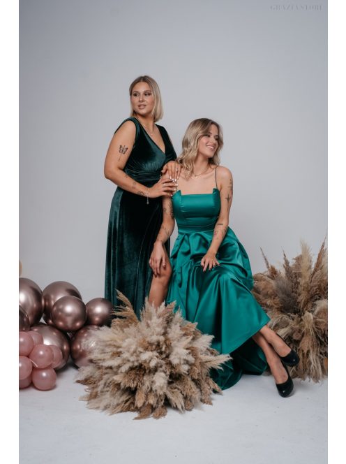 Heater – Tmavozelené velúrové šaty bez rukávov, s ozdobou v tvare opasku vpredu na páse.