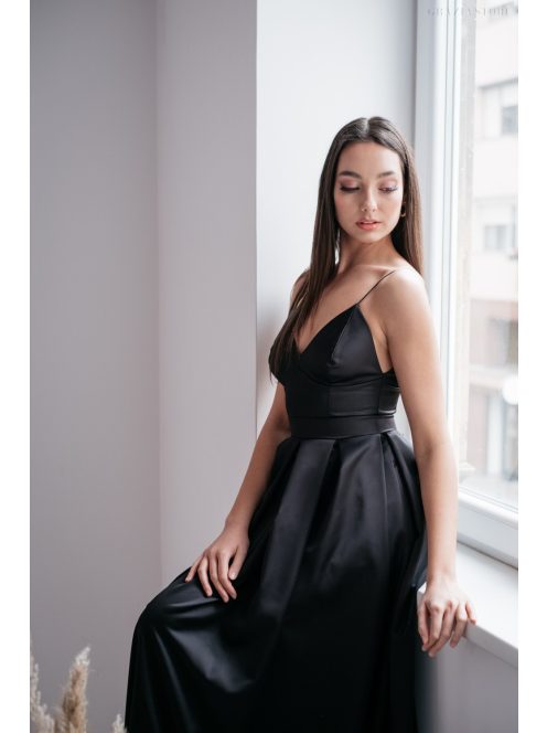 Zenina - Čierne maxi šaty s výstrihom do V