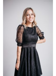   Andrea - Čierne čipkované šaty s naberanými rukávmi a špeciálnym strihom na chrbte