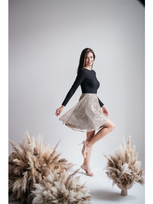 Leila - mini šaty s dlhým rukávom a trblietavou kruhovou sukňou