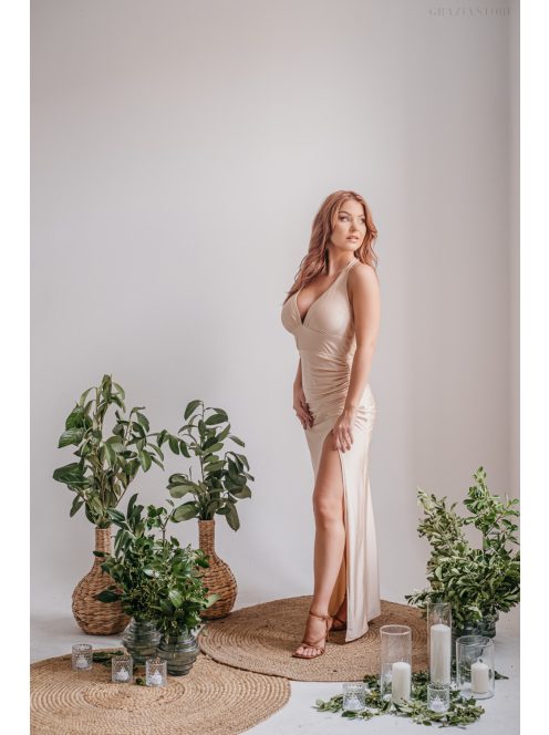 Szabina - Priliehavé šaty s výstrihom do V, vo farbe make-upu z elastického materiálu