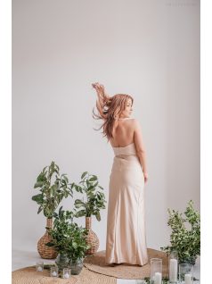   Szabina - Priliehavé šaty s výstrihom do V, vo farbe make-upu z elastického materiálu