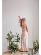 Szabina - Priliehavé šaty s výstrihom do V, vo farbe make-upu z elastického materiálu