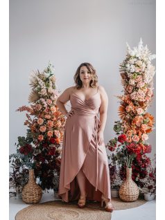   Antónia – zavinovacie šaty s asymetrickou sukňou v kávovo-krémovej farbe