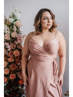   Antónia – zavinovacie šaty s asymetrickou sukňou v kávovo-krémovej farbe