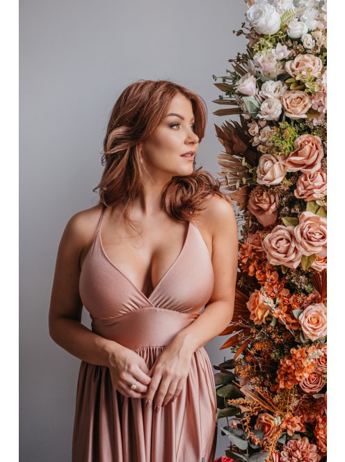 Emma - Elastické šaty kávovo-krémovej farby s výstrihom do V, so špeciálnym chrbtom