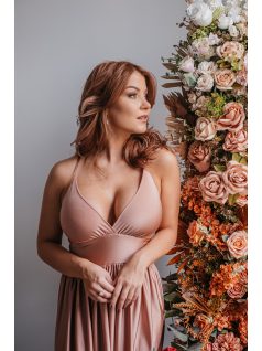   Emma - Elastické šaty kávovo-krémovej farby s výstrihom do V, so špeciálnym chrbtom