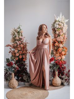   Emma - Elastické šaty kávovo-krémovej farby s výstrihom do V, so špeciálnym chrbtom