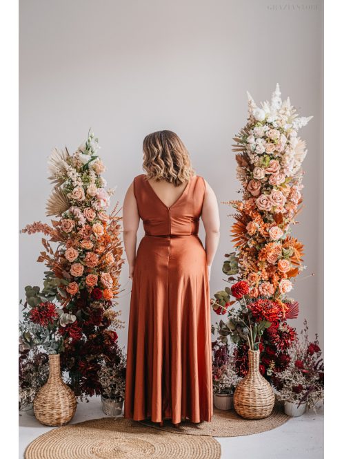 Heather - maxi šaty s výstrihom do V, vo farbe dattero