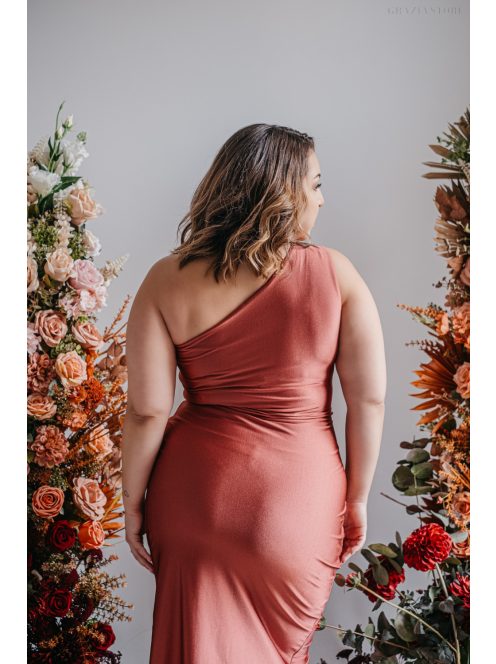 Lili - priliehavé maxi šaty s uzlíkovým detailom, vo farbe keňa