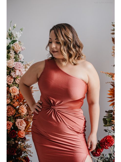 Lili - priliehavé maxi šaty s uzlíkovým detailom, vo farbe keňa