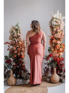   Lili - priliehavé maxi šaty s uzlíkovým detailom, vo farbe keňa