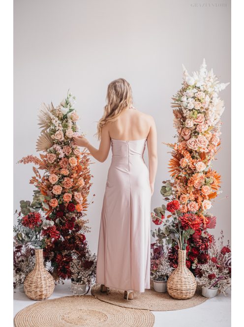 Szabina - Priliehavé šaty púdrovej farby s výstrihom do V, z elastického materiálu