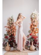 Szabina - Priliehavé šaty púdrovej farby s výstrihom do V, z elastického materiálu